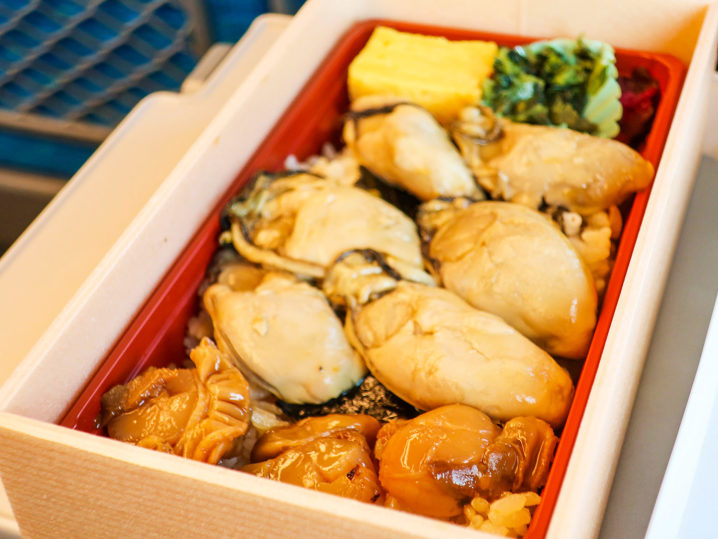 新幹線内で【ぶち旨牡蠣のっけ飯】を食べました2